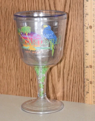Vaso aislado de copa de vino de plástico Margaritaville palmeras loro azul llave oeste Foto 1 de 4
