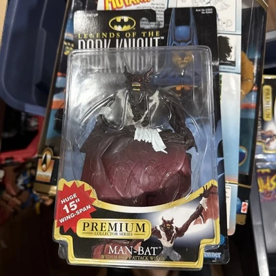 Kenner 1997 Leyendas del Caballero Oscuro Hombre-Murciélago con Alas de Ataque Masivas  Foto 1 de 3