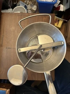 Food Mill/ Ricer (stainless Steel ONE DISC 2 Quart Hand Turn With Curved Paddles - Picture 1 of 2