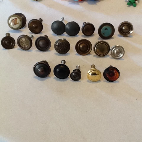 19 ASSORTED DRAWER KNOBS VINTAGE code 111422d Cover