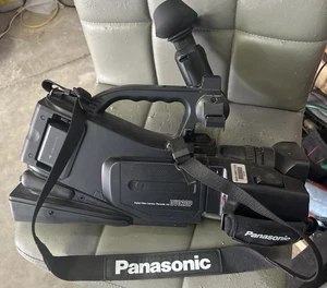 Panasonic AG-DVC20P Camcorder 3CCD Mini DV Videotape Camera w/ Battery - TESTED - Picture 1 of 8