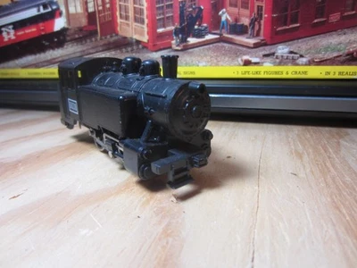 HO trains; A nice running 0-4-0 tank steam locomotive--some damage to the pilot - Image 1 of 4