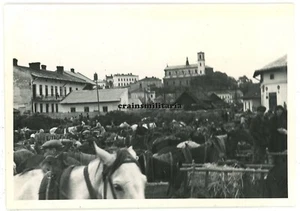 Orig. Foto Bevölkerung bei Markt an Kirche GORLICE Polen 1939 - Bild 1 von 1