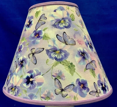 Pantalla de lámpara hecha a mano con mariposas púrpuras pensamientos Foto 1 de 2