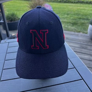 Cappello Berretto Nebraska Huskies Navy con Rosso N e Grandi Huskies sulla Schiena Taglia S Zephyr - Foto 1 di 13