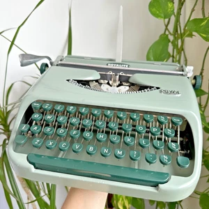Vintage Royal Royalite Typewriter Portable Letherette Case - Needs Work - Picture 1 of 19