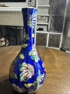 Jarrón floral vintage azul cobalto hecho en China con diseño de crisantemo *Leer* - Imagen 1 de 8