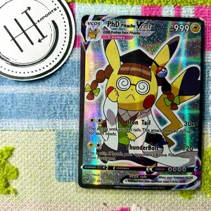 PhD Doctor Pikachu VCOS Pokemon Karte Holo Cosplay ART - Bild 1 von 2