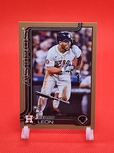 2025 Topps Series 1 - Pedro Leon #30 Gold 1379/2025 (RC) - Picture 1 of 2