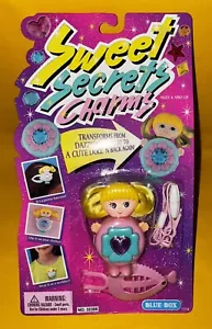 Nuova Scatola Blu Giocattoli Charms Dolci Segreti Bambola Viola Galoob Trasformazione TA1 - Foto 1 di 4