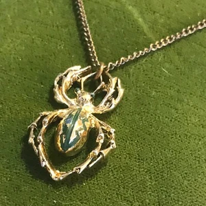 Vintage Metal/Enamel Spider Necklace Halloween Gothic Punk 18" Green Gold Tone - Picture 1 of 9