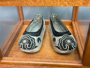 Antique Chinese Qing Dynasty Embroidered Manchu Girl’s Shoes w/ Display Case - Picture 1 of 12