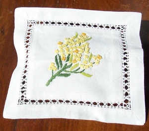 COUSSIN  SACHET BRODE MAIN AVEC JOURS GARNI DE LAVANDE MIMOSA - Picture 1 of 2