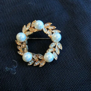 Vintage GE WLIND signierte Kreis Anstecknadel Brosche Blattkranz Strass Kunstperlen goldfarben - Bild 1 von 6