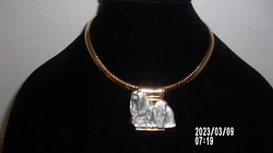 SCHÖNE GOLDFARBENE BREITE GERIPPTE 16" HALSKETTE MIT MONTIERTEM LHASA APSO ANHÄNGER - Bild 1 von 6