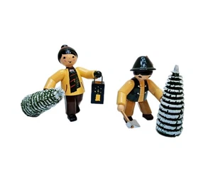 2 Winterkinder mit Christbaum 7cm lackiert - Ulmik Erzgebirge - NEU - Picture 1 of 1