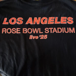 NUEVA Camiseta Oasis Live '25 Los Angeles Rose Bowl Stadium Negra/Naranja Grande - Imagen 1 de 4