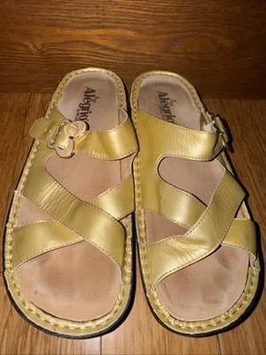 Alegria Sandals Slides Womens Size  9.5 US 40 EU Metallic Yellow Leather — 第 1/4 张图片