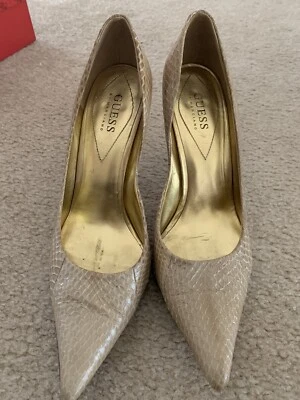 Tacones altos GUESS beige lengüeta serpiente 8,5 punta puntiaguda CARRIE Foto 1 de 4
