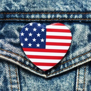 BOTÓN EN FORMA DE CORAZÓN BANDERA DE EE. UU. DE 2,25"" - insignia de pin estados unidos de américa americana - Imagen 1 de 2