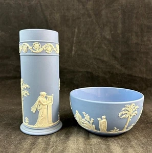 Jarrón y cuenco para derrame de jaspe azul pálido Wedgwood color crema sobre lavanda - Imagen 1 de 13