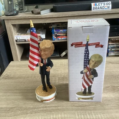 45º y 47º Presidente Donald Trump 2024 Bobblehead Abrazando Bandera Americana Foto 1 de 4