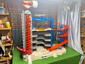 Mattel Hot Wheels City Super Ultimate Garage Set Discontinued 2017 (FDF25) - Picture 1 of 9