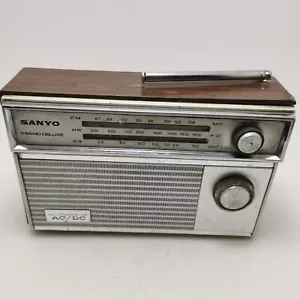 Sanyo 10GA-605P 3 band deluxe All Transistor AC/DC Portable Radio NOT WORKING - Picture 1 of 9
