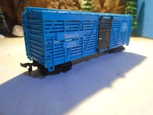 HO , SANTA FE,  BLUE PLASTIC STOCK CAR  ATSF 582039. EXCELLENT COND    5=67-3-5 - Picture 1 of 18