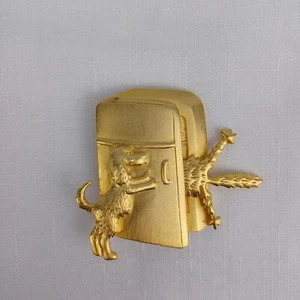 Vtg Jonette Dog Closing Refrigerator Door On Cat Pin Brooch Humorous Gold Tone - Picture 1 of 7