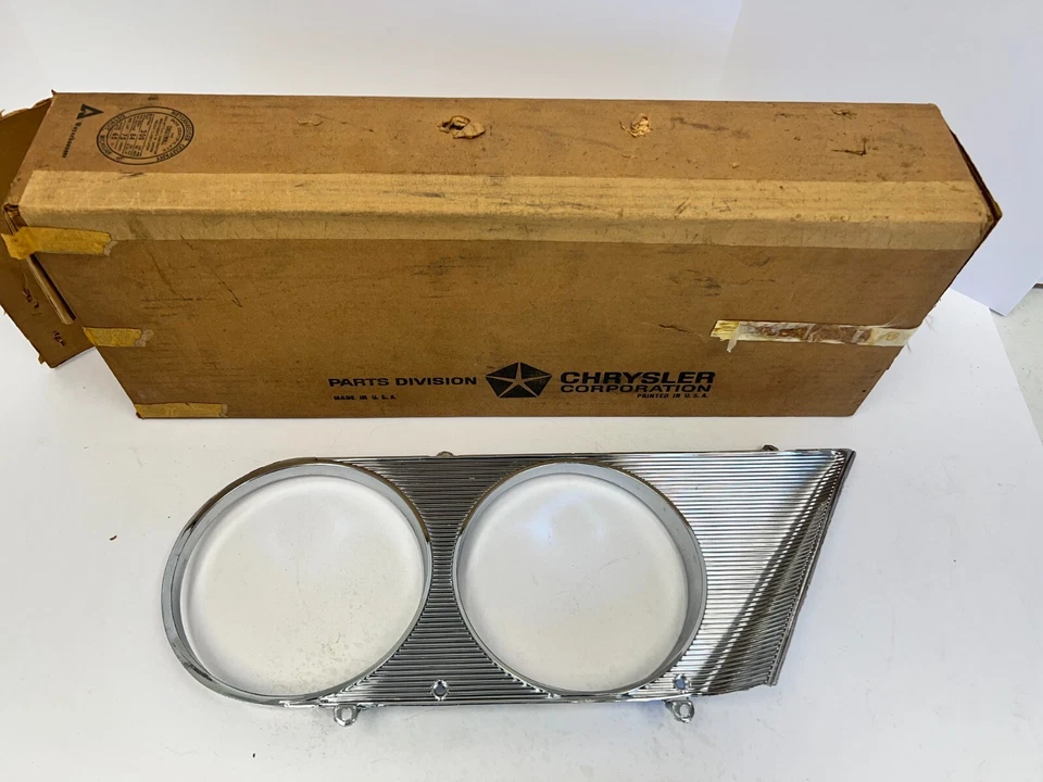 Nuevo de Lote Antiguo 1964 Chrysler New Yorker Newport Faro Lateral Izquierdo Bisel Borde 2417273. Foto 1 de 2