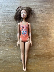 Barbie Water Play Beach Barbie Muñeca FJD97 Traje de baño con estampado de melocotón Mattel 2015 - Imagen 1 de 6