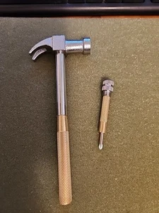 Vintage GAM Mfg. Co. Martillo de mango de latón con destornillador de anidación EE. UU. Lote 2931 - Imagen 1 de 6