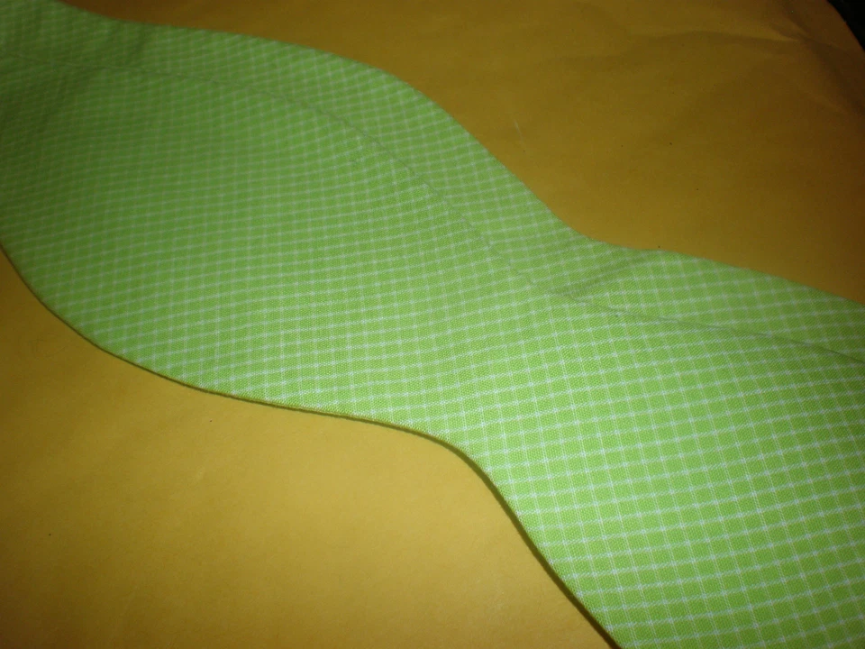 COUNTESS MARA GREEN & WHITE BOW TIE NEW WITH TAG - Image 1 of 1