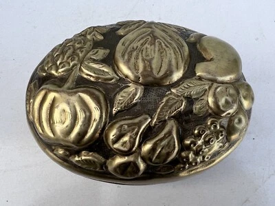 Antigua rara figura de fruta de arte popular de colección trabajo en relieve caja de latón decorativa única Foto 1 de 4