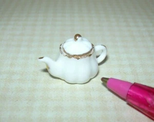 Miniatur Petite Falcon Porzellan Teekanne mit Goldbesatz, (TYP A): PUPPENHAUS 1:24 - Bild 1 von 2