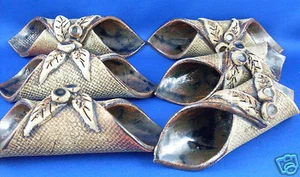 Dorothy Johnston Pottery 6Pc Handcrafted GUMNUT NAPKIN RING HOLDERS Collectables - Imagen 1 de 11