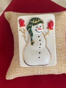 Vintage SCHNEEMANN Porzellan WEIHNACHTEN Gold Akzent Urlaub Brosche Anstecknadel - Bild 1 von 10
