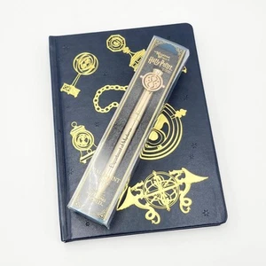 *Set Giornale e Penna* EPIC Universo Harry Potter Ministry of Magic Time Turner NUOVO - Foto 1 di 7