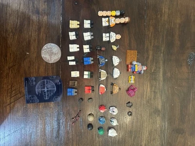 Lote de piezas de figuras LEGO Star Wars varias más moneda exclusiva Foto 1 de 4