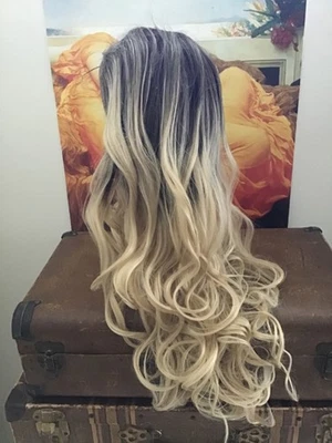 Peluca sintética larga rubia clara en capas rizos parciales raíces oscuras nueva sin etiquetas disfraces Foto 1 de 4