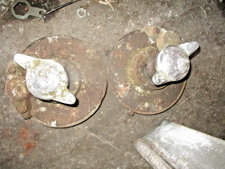 MG MGB Front Suspension with Hubs and Knockoffs 1962-1967 Wire Wheels - Image 1 of 4