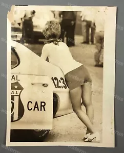 Sexy Dama Daisy Dukes Pantalones Cortos Fanático de las Carreras NASCAR Carreras 1973 Foto de Prensa Original - Imagen 1 de 2