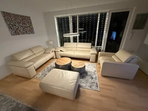 Ledersofa 3er, 2er, Sessel, Hocker + Kissen guter Zust. Comfortsitze ausklappbar - Bild 1 von 15