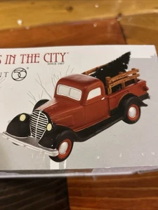 Department 56 City Cars #4025246 roter Weihnachtsbaum Pickup Truck mit Karton - Bild 1 von 13