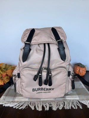 Mochila mediana Burberry para mujer perfectamente rosa. Usado Foto 1 de 4