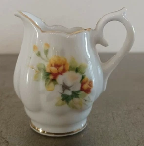 Mini jarra vintage pintada a mano con flores y adornos dorados de 2,3" de alto - Imagen 1 de 12