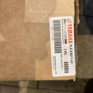 NUEVO Yamaha OEM TUBO, ESCAPE 1 2LS-E4611-00-00 R4S1 - Imagen 1 de 3