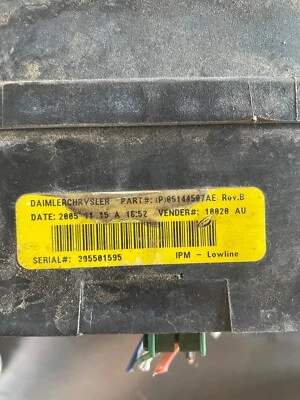 Unidade de relé caixa de fusíveis OEM 2001-2007 Dodge Caravan 3.3L AT P05144507AE - Imagem 1 de 3