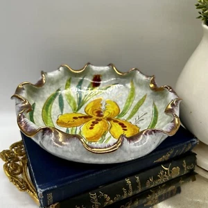 Plato de cerámica numerado italiano pintado a mano vintage con iris amarillo - Imagen 1 de 5